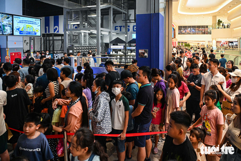 Hồ Tây, trung tâm thương mại ở Hà Nội kẹt cứng người vui chơi ngày nghỉ lễ - Ảnh 5. Hàng dài người xếp hàng mua vé vào một khu vui chơi trẻ em - Ảnh: HỒNG QUANG