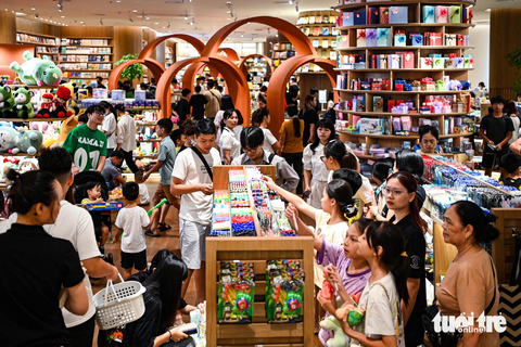 Hồ Tây, trung tâm thương mại ở Hà Nội kẹt cứng người vui chơi ngày nghỉ lễ - Ảnh 7. Sắp vào thời điểm khai giảng năm học mới, khu vực văn phòng phẩm, đồ dùng học tập cũng thu hút đông đảo người tới mua sắm - Ảnh: HỒNG QUANG