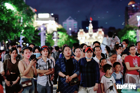 Người dân đổ về trung tâm TP.HCM ngắm pháo hoa - Ảnh 5. Rất đông người dân tập trung từ sớm để thưởng thức các tiết mục văn nghệ - Ảnh: DUYÊN PHAN
