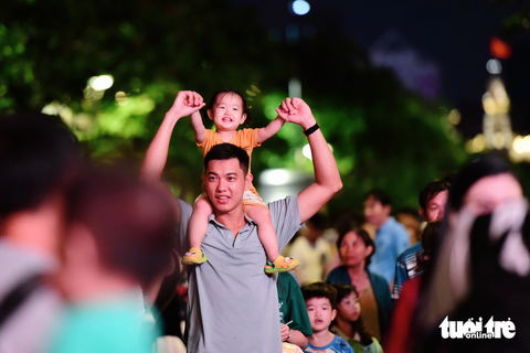 Người dân đổ về trung tâm TP.HCM ngắm pháo hoa - Ảnh 6. Thời tiết chiều 2-9 có mưa nhưng sau đó tạnh ráo, mát mẻ thích hợp với hoạt động vui chơi - Ảnh: DUYÊN PHAN