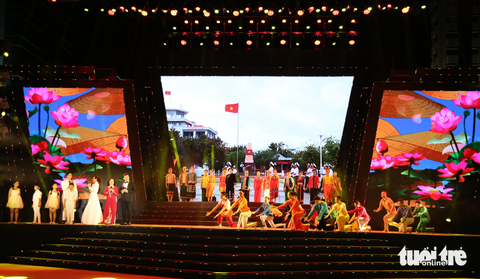 Chương trình nghệ thuật đặc biệt mừng Quốc khánh 2-9 - Ảnh: PHƯƠNG QUYÊN Chương trình nghệ thuật đặc biệt mừng Quốc khánh 2-9 - Ảnh: PHƯƠNG QUYÊN