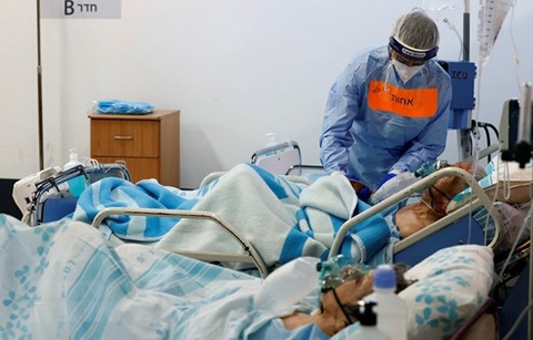 Nhân viên y tế điều trị cho bệnh nhân mắc COVID-19 tại Israel. (Ảnh: AFP/TTXVN) Nhân viên y tế điều trị cho bệnh nhân mắc COVID-19 tại Israel - Ảnh: AFP