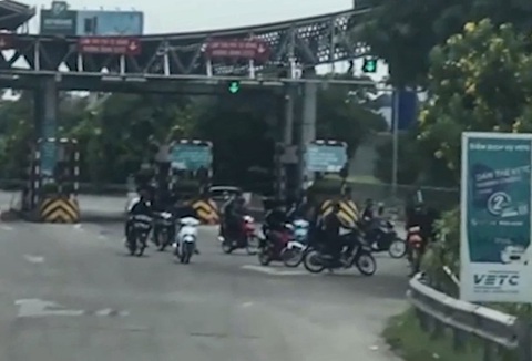 Truy tìm nhóm tài xế chạy xe máy trên cao tốc Pháp Vân - Cầu Giẽ - Ảnh 1. Nhóm tài xế quay đầu đi ngược chiều khi tới trạm thu phí - Ảnh: D.H