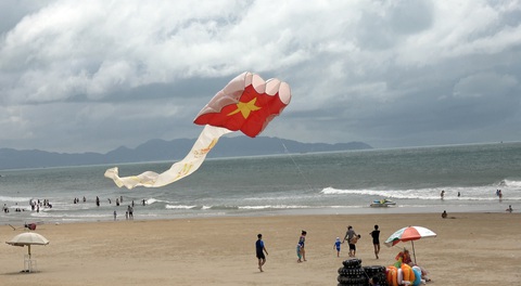 Bà Rịa - Vũng Tàu: Du khách an toàn, doanh thu du lịch đạt hơn 90 tỉ đồng. - Ảnh 1. Diều hình lá cờ Tổ quốc bay trên biển Vũng Tàu ngày Quốc khánh 2-9 - Ảnh: ĐÔNG HÀ