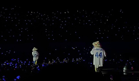 Donghae và Eunhyuk đứng hình khi fan nữ nhờ chọn nghề cho con - Ảnh 2. Hai nam idol K-pop giữa biển fan Việt