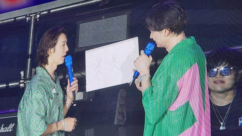 Donghae và Eunhyuk đứng hình khi fan nữ nhờ chọn nghề cho con - Ảnh 5. Super Junior D&E trổ tài vẽ ngẫu hứng trên sân khấu fancon