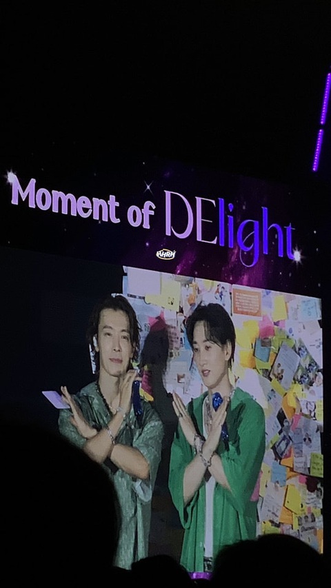 Donghae và Eunhyuk đứng hình khi fan nữ nhờ chọn nghề cho con - Ảnh 6. Hai nam thần tượng chụp ảnh kỷ niệm trước bảng giấy nhắn từ khán giả dự fancon