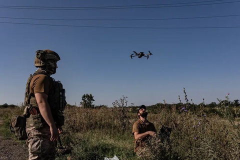Biên giới Nga - Ukraine 'nóng': Một loạt ngôi làng bị pháo kích, Nga bắn hạ nhiều drone - Ảnh 1. Binh sĩ Ukraine điều khiển drone trong một buổi huấn luyện quân sự ở khu vực Donetsk, đông Ukraine vào ngày 17-8-2023 - Ảnh: Anadolu Agency