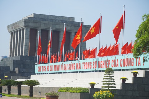 Hàng cờ đỏ tung bay trên Quảng trường Ba Đình lịch sử, trong tiết trời thu rực rỡ - Ảnh: NGỌC AN Hàng cờ đỏ tung bay trên quảng trường Ba Đình lịch sử, trong tiết trời thu rực rỡ - Ảnh: NGỌC AN