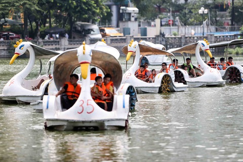 Hà Nội ngày 2-9: khu vui chơi đông nghẹt, cửa ngõ thông thoáng - Ảnh 2. Hồ nước tại công viên Thủ Lệ có không gian đẹp và mát mẻ nên du khách đến đây đều muốn tham gia trò chơi này - Ảnh: NGUYỄN KHÁNH