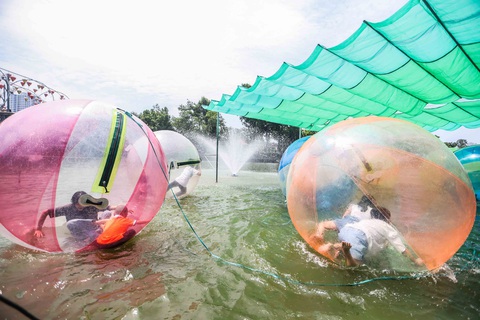 Hà Nội ngày 2-9: khu vui chơi đông nghẹt, cửa ngõ thông thoáng - Ảnh 4. Trò chơi bóng nước được trẻ em rất thích bởi tính độc đáo của nó - Ảnh: NGUYỄN KHÁNH