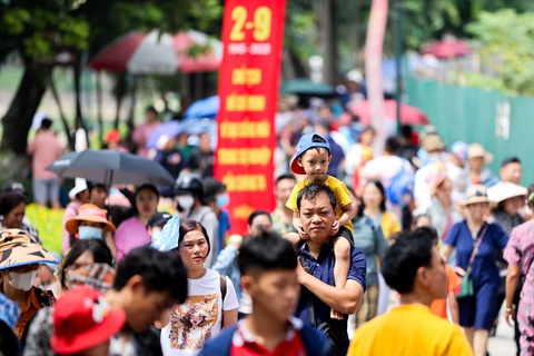 Hà Nội ngày 2-9: khu vui chơi đông nghẹt, cửa ngõ thông thoáng - Ảnh 1. Lượng người đến công viên Thủ Lệ tăng đột biến, khu vực cửa vào công viên xảy ra tình trạng ùn ứ - Ảnh: NGUYỄN KHÁNH