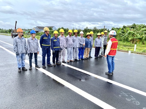 Trên những công trường thi công xuyên lễ Quốc khánh 2-9 - Ảnh 4. Một tổ công nhân cam kết và hô khẩu hiệu đảm bảo an toàn lao động tại dự án cầu Mỹ Thuận 2 sáng 2-9 - Ảnh: MẬU TRƯỜNG