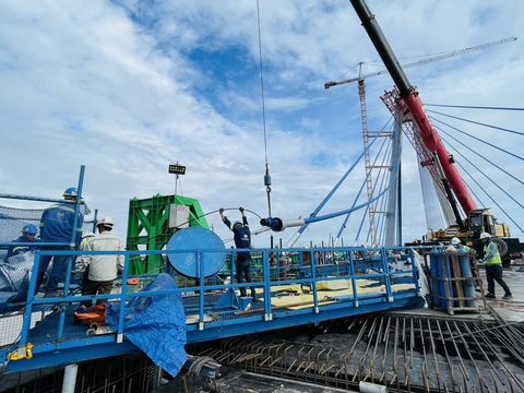Trên những công trường thi công xuyên lễ Quốc khánh 2-9 - Ảnh 5. Các công nhân đang miệt mài thi công để đảm bảo hợp long cầu Mỹ Thuận 2 trong tháng 10-2023 - Ảnh: MẬU TRƯỜNG