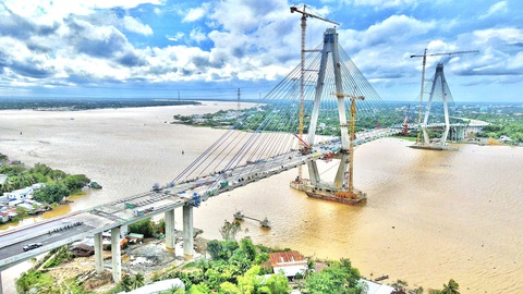 Trên những công trường thi công xuyên lễ Quốc khánh 2-9 - Ảnh 1. Sáng 2-9, trên công trường thuộc Dự án cầu Mỹ Thuận 2 (nối 2 tỉnh Tiền Giang - Vĩnh Long), hàng trăm công nhân vẫn miệt mài làm việc để đảm bảo dự án đúng tiền độ - Ảnh: MẬU TRƯỜNG