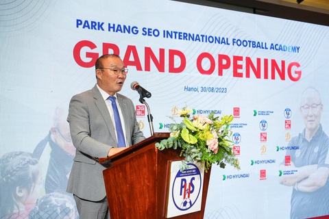 Cựu ngôi sao VBA ký kết với Học viện bóng đá Park Hang Seo - Ảnh 1. HLV Park Hang Seo hợp tác cùng May Academy - Ảnh: VBA