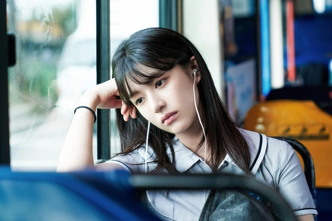 ‘Moving’: Phim siêu anh hùng Hàn Quốc gây sốt toàn cầu - Ảnh 2. Diễn viên trẻ Go Yoon Jung gây ấn tượng với vai nữ sinh không có khả năng bị thương trong Moving - Ảnh: Disney
