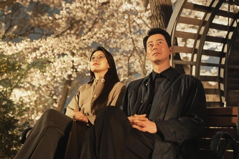 ‘Moving’: Phim siêu anh hùng Hàn Quốc gây sốt toàn cầu - Ảnh 3. Han Hyo Joo (trái) và Jo In Sung đóng cặp ăn ý trong Moving - Ảnh: Disney