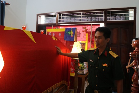 Thủ tướng chỉ đạo hỗ trợ gia đình Phó Chỉ huy quân sự hy sinh khi cứu người dân - Ảnh 1. Thủ tướng gửi lời thăm hỏi, chia buồn sâu sắc tới trung tá Trương Hồng Kỳ - Ảnh: VĂN MINH
