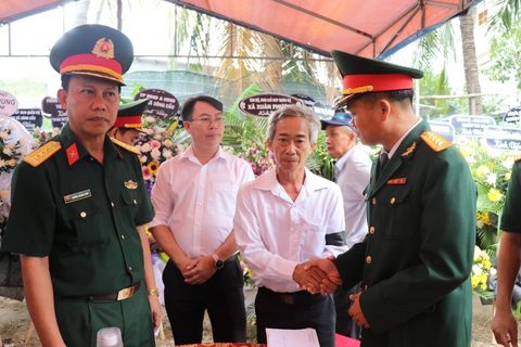 Nhiều người tiếc thương sự ra đi của trung tá Trương Hồng Kỳ - Ảnh: VĂN VINH Nhiều người tiếc thương sự ra đi của trung tá Trương Hồng Kỳ - Ảnh: VĂN VINH