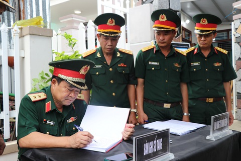 Trung tướng Trịnh Đình Thạch - bí thư Đảng ủy, chính ủy Quân khu 5 - viết những dòng tiếc thương trung tá Trương Hồng Kỳ vào sổ tang - Ảnh: VĂN VINH Trung tướng Trịnh Đình Thạch - bí thư Đảng ủy, chính ủy Quân khu 5 - viết những dòng tiếc thương trung tá Trương Hồng Kỳ vào sổ tang - Ảnh: VĂN VINH