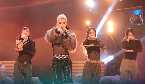 Thổn thức với chuyện tình dang dở ở Chung kết 1 Rap Việt - Ảnh 5. Phần trình diễn Lối đi riêng, Pháp Kiều cho thấy mình đã trưởng thành. Anh vừa hát vừa nhảy nhuần nhuyễn. Giám khảo Karik bảo mình thấy thái độ học hỏi luyện tập của Pháp Kiều rất cao. Còn JustaTee một lần nữa nể phục vì nguồn năng lượng và sự chân thật mà Pháp Kiều thể hiện.