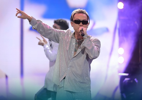 Thổn thức với chuyện tình dang dở ở Chung kết 1 Rap Việt - Ảnh 10. SMO đem đến câu chuyện về sự thăng trầm trong cuộc đời làm nghệ thuật của mình. Bản rap Huhu Haha mà SMO biểu diễn như một sự khẳng định cho tài năng và những nỗ lực của mình trong nghề. Tiết mục có sự hỗ trợ từ người anh em cùng tổ đội 95G - Lil' Wuyn - Ảnh: BTC