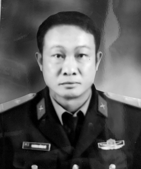 Ông Trương Hồng Kỳ đã được truy thăng quân hàm từ thiếu tá lên trung tá sau khi đã quên mình cứu 2 người đuối nước - Ảnh: Bộ CHQS tỉnh Phú Yên cung cấp Ông Trương Hồng Kỳ được truy thăng quân hàm từ thiếu tá lên trung tá sau khi đã quên mình cứu 2 người đuối nước - Ảnh: Bộ CHQS tỉnh Phú Yên cung cấp