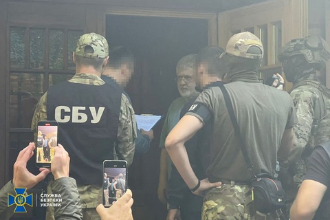 Tài phiệt Ukraine Kolomoisky bị điều tra hình sự - Ảnh 1. Nhà tài phiệt Ukraine Ihor Kolomoisky nói chuyện với các quan chức của Cục An ninh Ukraine (SBU) và Văn phòng Tổng công tố tại một địa điểm không xác định. Ảnh chụp được công bố vào ngày 2-9 - Ảnh: REUTERS/SBU