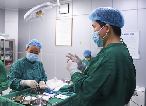 Tiên sĩ thẩm mỹ Tống Hải thực hiện phẫu thuật tại Bệnh viện Bỏng Quốc gia - Ảnh: BSCC Bác sĩ Tống Hải thực hiện phẫu thuật tại Bệnh viện Bỏng quốc gia - Ảnh: Bác sĩ cung cấp