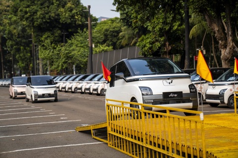 Khám phá chiếc xe điện Indonesia sẽ dùng để phục vụ Hội nghị cấp cao ASEAN 2023 - Ảnh 4. Wuling Air EV ở Indonesia có 2 phiên bản Long Range và Standard Range, với giá bán 243 - 299,5 triệu rupiah (380 - 470 triệu đồng). Những chiếc phục vụ Hội nghị Cấp cao ASEAN lần thứ 43 là bản Long Range, trang bị nhiều tính năng và ngoại thất hai tông màu trắng - đen - Ảnh: Wuling