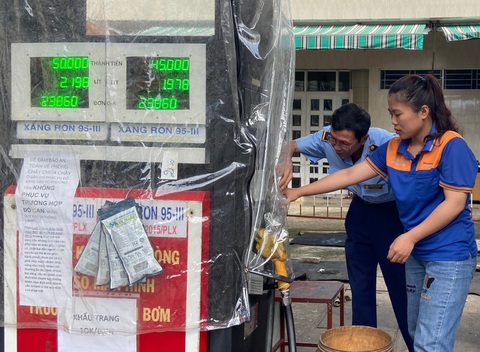 Cơ quan chức năng thường xuyên kiểm tra hoạt động kinh doanh xăng dầu - Ảnh: N.TRÍ Cơ quan chức năng thường xuyên kiểm tra hoạt động kinh doanh xăng dầu - Ảnh: N.TRÍ