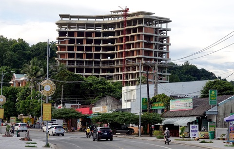 Sau thời gian hơn 90 ngày có quyết định cưỡng chế và buộc chủ đầu tư tự nguyện tháo dỡ nhưng công trình tòa nhà 12 tầng ở xã Dương Tơ vẫn đứng sừng sững - Ảnh: CHÍ CÔNG Sau thời gian hơn 90 ngày có quyết định cưỡng chế và buộc chủ đầu tư tự nguyện tháo dỡ nhưng công trình tòa nhà 12 tầng ở xã Dương Tơ vẫn đứng sừng sững - Ảnh: CHÍ CÔNG