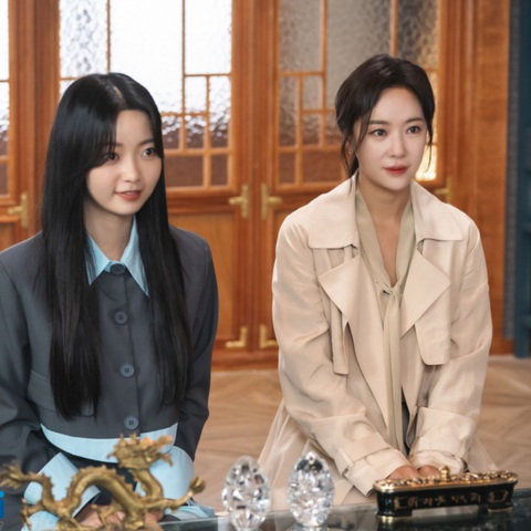 Đóng vai ác nữ, Hwang Jung Eum không có cửa so với Kim So Yeon của 'Penthouse'? - Ảnh 3. Hwang Jung Eum vào vai Geum Ra Hee, nữ CEO coi trọng tiền bạc và thành công. Cô tìm lại đứa con gái đã bị mình bỏ rơi 15 năm trước để nhận quyền thừa kế khối tài sản khổng lồ từ gia đình chồng.