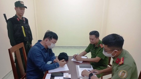 Cướp ngân hàng ở Hàn Quốc bị Interpor truy nã, trốn đến Đà Nẵng thì bị bắt - Ảnh 1. Cơ quan công an làm việc với nghi phạm - Ảnh: H.B.
