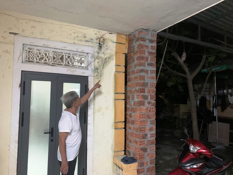 Dân tố dự án kè và đường đi bộ ven sông 267 tỉ đồng ở Huế gây nứt nhà - Ảnh 1. Nhà ông Hồ Giới (cạnh sông Như Ý, Huế) sống xuất hiện nhiều vết nứt khá nghiêm trọng - Ảnh: BẢO PHÚ