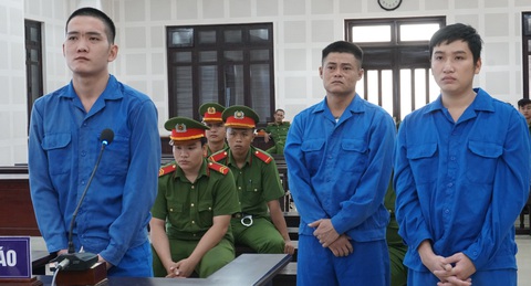 Lái xe Grab lãnh 7 năm tù vì chở khách 'chơi' ma túy luôn trên xe nhưng không ý kiến - Ảnh 1. Phiên tòa xét xử các bị cáo - Ảnh: Đ.C.