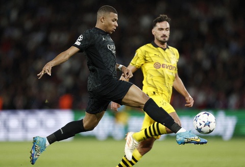 Mbappe ghi bàn giúp PSG đánh bại Dortmund - Ảnh 3. Mbappe (trái) ghi bàn mở tỉ số làm tiền đề giúp PSG đánh bại Dortmund - Ảnh: REUTERS
