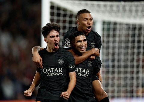 Mbappe ghi bàn giúp PSG đánh bại Dortmund - Ảnh 1. Niềm vui của các cầu thủ PSG sau khi ghi bàn vào lưới Dortmund - Ảnh: REUTERS