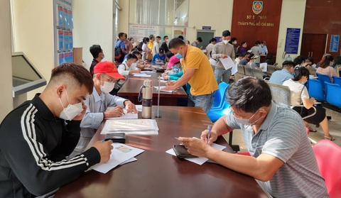 TP.HCM: đề xuất bỏ yêu cầu Phiếu lí lịch tư pháp cho người đẹp đi thi nước ngoài - Ảnh 1. Người dân đi làm thủ tục yêu cầu cấp phiếu lý lịch tư pháp tại Sở Tư pháp TP.HCM - Ảnh: ÁI NHÂN