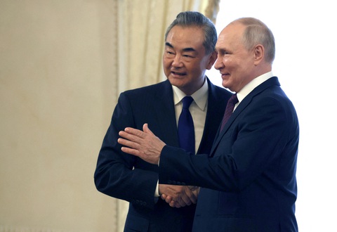Tổng thống Nga Vladimir Putin (phải) gặp Bộ trưởng Ngoại giao Trung Quốc Vương Nghị tại Saint Petersburg ngày 20-9 - Ảnh: AFP Tổng thống Nga Vladimir Putin (phải) gặp Bộ trưởng Ngoại giao Trung Quốc Vương Nghị tại Saint Petersburg ngày 20-9 - Ảnh: AFP