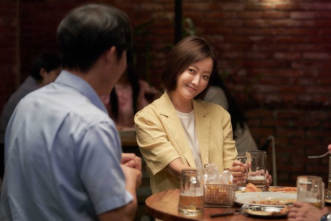 ‘Nhân duyên tiền đình’ hot nhờ phụ đề như ‘Bỗng dưng trúng số’ - Ảnh 4. Kim Hee Sun gây bất ngờ khi trở lại màn ảnh rộng với hình ảnh mới - Ảnh: Soompi