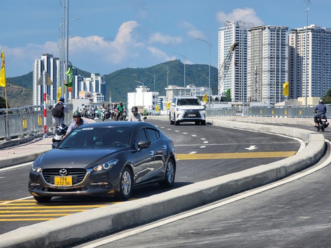 Đưa vào khai thác cầu Xóm Bóng, giảm kẹt xe trên cầu Trần Phú ở Nha Trang - Ảnh 1. Chiều 20-9, nhiều loại xe chạy trên cầu Xóm Bóng mới, "chia lửa" cho cầu Trần Phú vốn kẹt xe thường xuyên trong một năm rưỡi qua - Ảnh: TRẦN HƯỚNG