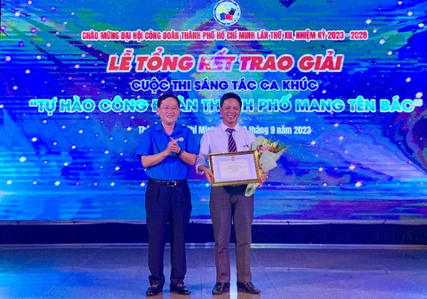 Trao giải nhất cho tác giả Văn Đen - Ảnh: HOÀI PHƯƠNG Trao giải nhất cho tác giả Văn Đen - Ảnh: HOÀI PHƯƠNG