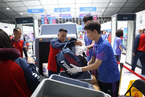 Đoàn thể thao Việt Nam có mặt tại Hàng Châu, sẵn sàng cho Asiad 19 - Ảnh 3. Đoàn thể thao Việt Nam trải qua khâu kiểm tra an ninh trước khi vào làng VĐV Asiad 19 - Ảnh: QUÝ LƯỢNG