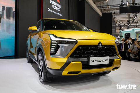 Nhóm người Việt đầu tiên lái thử Mitsubishi Xforce: 'Tăng tốc mượt, vào cua chắc' - Ảnh 1. Theo dự kiến, Mitsubishi Xforce sẽ được cho ra mắt tại Việt Nam vào tháng 12-2023, mở bán từ đầu năm 2024. Trước đó, cách đây 1 tháng, mẫu xe này đã được giới thiệu tại Indonesia - Ảnh: LÊ HOÀNG