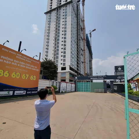 Cổng của dự án Roxana Plaza treo biển hiệu của Công ty Naviland nên khách hàng tin tưởng ký hợp đồng với doanh nghiệp này, trong khi đứng tên dự án từ đầu là Công ty Tường Phong. Nay kết luận thanh tra yêu cầu Tường Phong có trách nhiệm tiếp tục thực hiện các hợp đồng mua bán căn hộ do Naviland đã ký - Ảnh: BÁ SƠN Cổng của dự án Roxana Plaza treo biển hiệu của Công ty Naviland nên khách hàng tin tưởng ký hợp đồng với doanh nghiệp này, trong khi đứng tên dự án từ đầu là Công ty Tường Phong. Nay kết luận thanh tra yêu cầu Tường Phong có trách nhiệm tiếp tục thực hiện các hợp đồng mua bán căn hộ do Naviland đã ký - Ảnh: BÁ SƠN