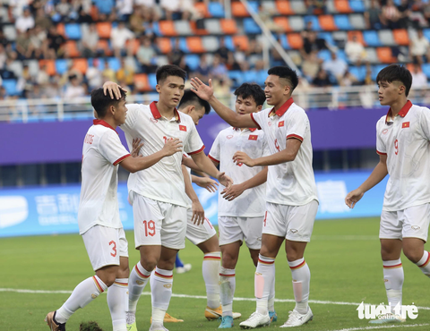 'Tại sao chúng ta không dám nghĩ Olympic Việt Nam sẽ đi tiếp ở Asiad 19 một cách chính danh?' - Ảnh 1. Các cầu thủ Olympic Việt Nam ăn mừng chiến thắng trước Olympic Mông Cổ - Ảnh: ĐỨC KHUÊ