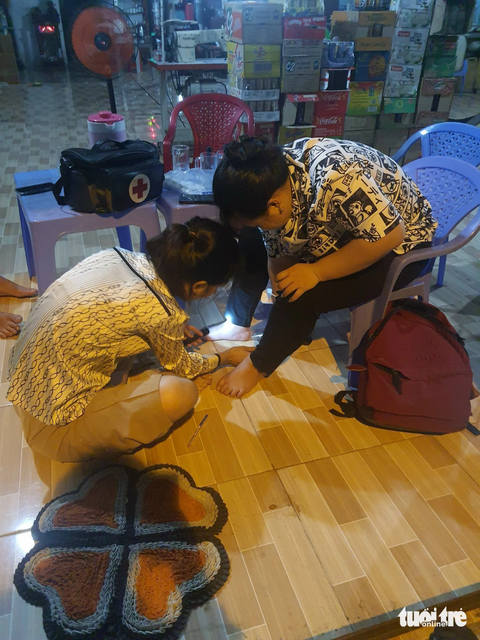 Nghề bắt muỗi đêm: ‘Ngồi chuồng heo, bìa rừng và có khi bị...công an mời làm việc’ - Ảnh 3. Cán bộ tổ côn trùng bắt muỗi đêm trong nhà - Ảnh: Thạc sĩ Mai Xuân Phán cung cấp