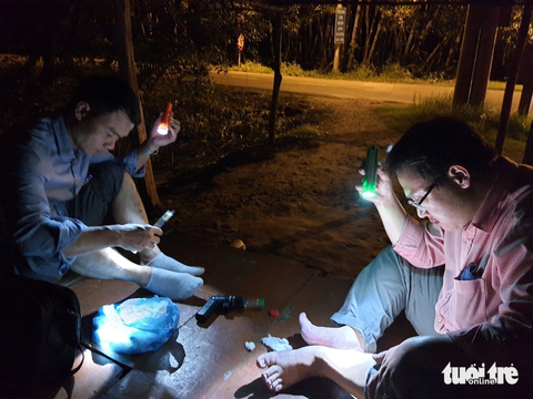 Nghề bắt muỗi đêm: ‘Ngồi chuồng heo, bìa rừng và có khi bị...công an mời làm việc’ - Ảnh 1. Tổ côn trùng thuộc khoa phòng chống bệnh truyền nhiễm cấp tính (HCDC) làm mồi người bắt muỗi khảo sát muỗi sốt rét tại Cần Giờ - Ảnh: Thạc sĩ Mai Xuân Phán cung cấp